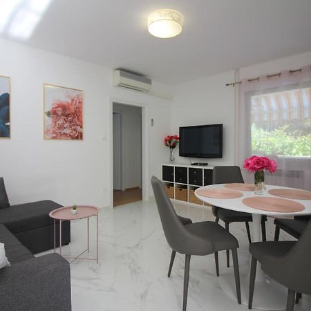 Modern Apartment Sabina With Nice Garden Poreč Extérieur photo