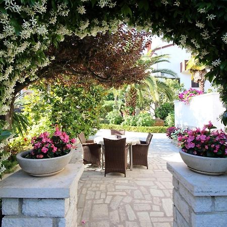 Modern Apartment Sabina With Nice Garden Poreč Extérieur photo