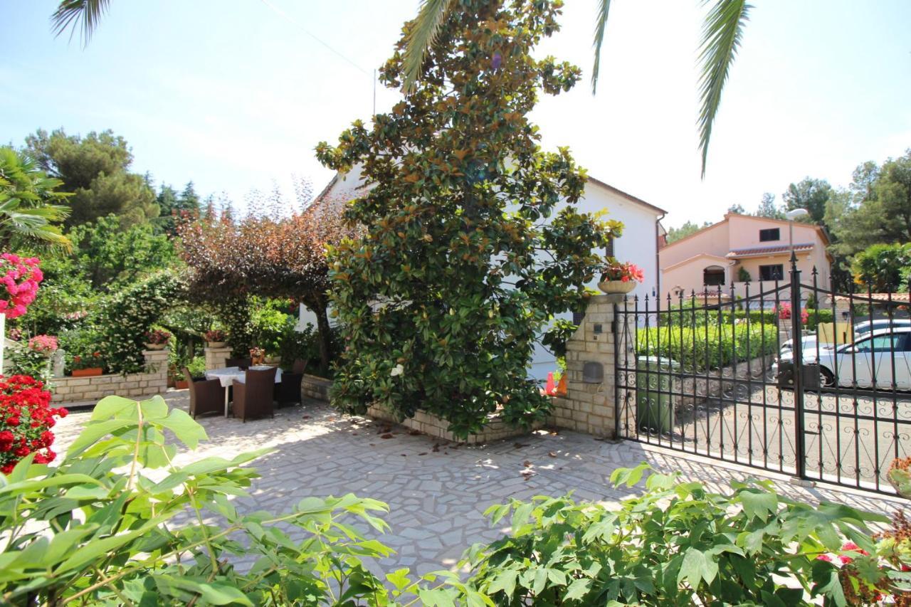 Modern Apartment Sabina With Nice Garden Poreč Extérieur photo