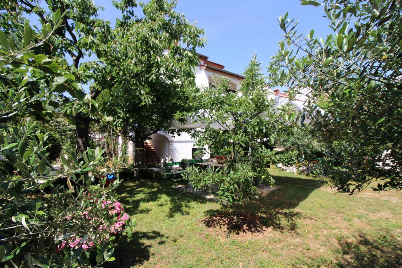 Modern Apartment Sabina With Nice Garden Poreč Extérieur photo