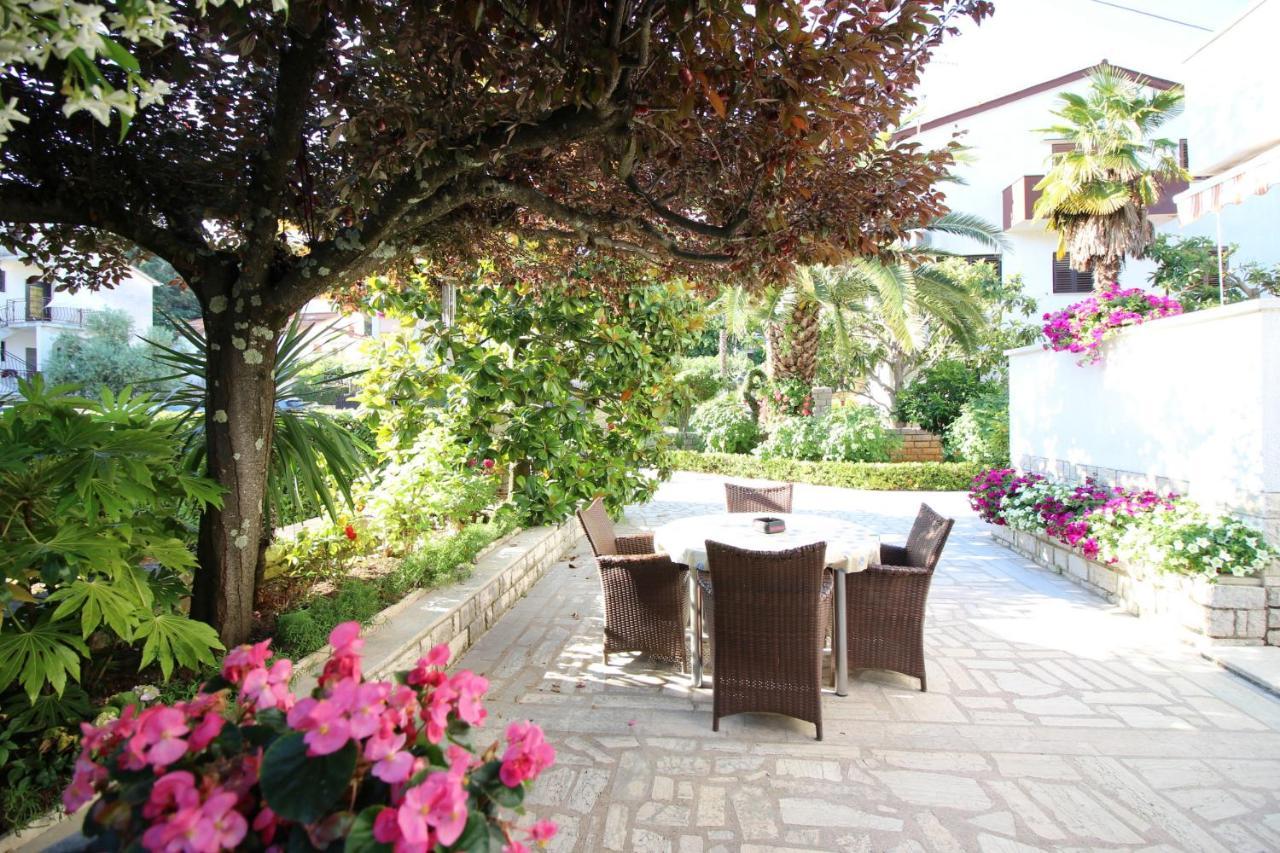 Modern Apartment Sabina With Nice Garden Poreč Extérieur photo