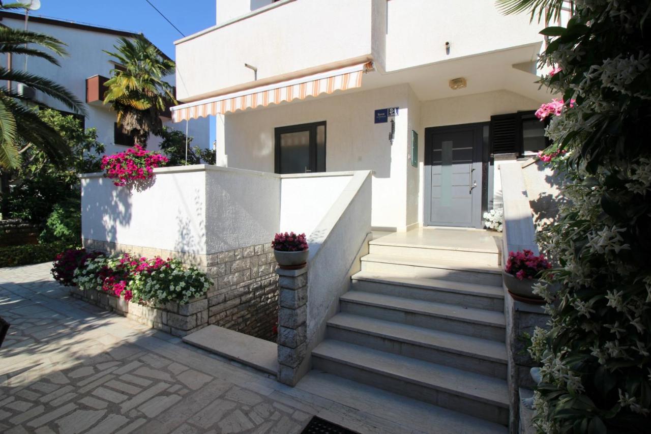 Modern Apartment Sabina With Nice Garden Poreč Extérieur photo