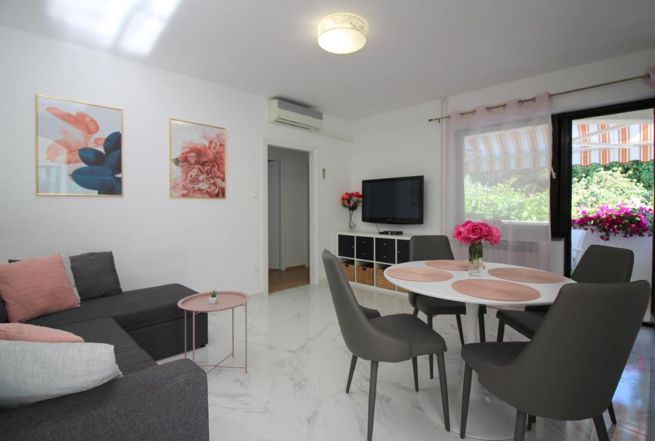 Modern Apartment Sabina With Nice Garden Poreč Extérieur photo